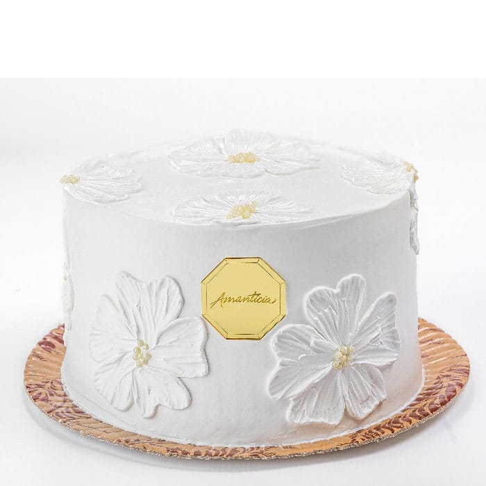 Bolo Gardênia branco decorado com flores de chantilly em relevo